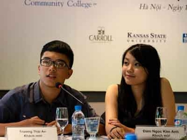 Trương Thái An (bìa trái) và Đàm Ngọc Kim Anh chia sẻ tại hội thảo du học Vietaboarder 2013. Trương Thái An (bìa trái) và Đàm Ngọc Kim Anh chia sẻ tại hội thảo du học Vietaboarder 2013.