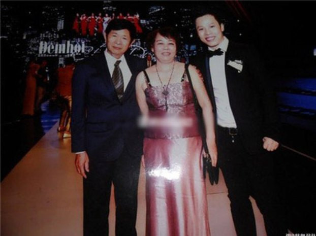 Vũ Khắc Tiệp chụp cùng bố mẹ trong chương trình Đêm hội chân dài. Trong mắt mẹ, anh là người con hiếu thảo. Vũ Khắc Tiệp chụp cùng bố mẹ trong chương trình Đêm hội chân dài. Trong mắt mẹ, anh là người con hiếu thảo.