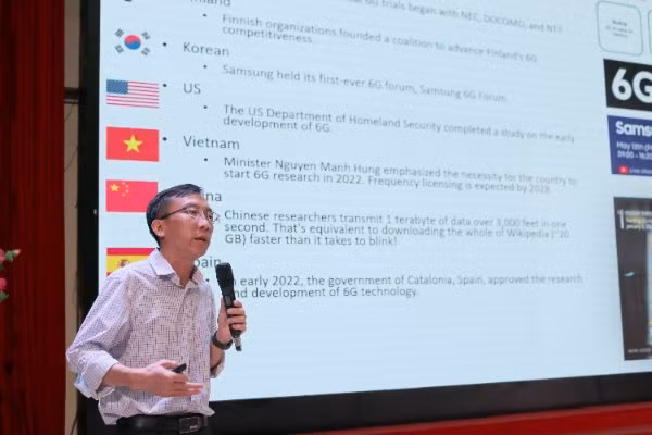 Thầy Nguyễn Quốc Bảo trình bày báo cáo tại Hội thảo khoa học quốc tế với chủ đề “Công nghệ trong kỷ nguyên số” do Học viện Công nghệ Bưu chính Viễn thông đã phối hợp với Tập đoàn Qualcomm (Hoa Kỳ) tổ chức vào năm 2022.