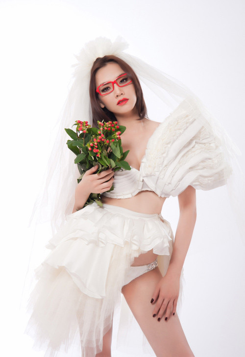 Trang Nhung xinh lạ trong bức hình này với đôi kính viền đỏ khiến đôi mắt của người đẹp bỗng hút hồn phái mạnh.