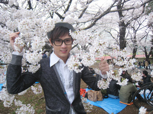 Nguyên Vũ có khuôn mặt đẹp mà nhiều cô gái còn phải ghen tỵ, anh chàng trông càng bảnh hơn với cặp kính trắng viền đen.