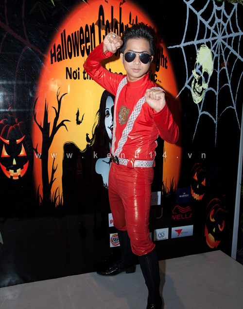 Quách Tuấn Du trông chẳng ra sao, bộ đồ siêu nhân không hề hợp với cặp kính chuồn chuồn.