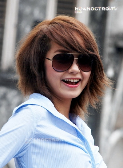 Minh Hằng xinh đẹp và rạng rỡ dù đã che đôi mắt biết cười sau cặp kính đen to bản.