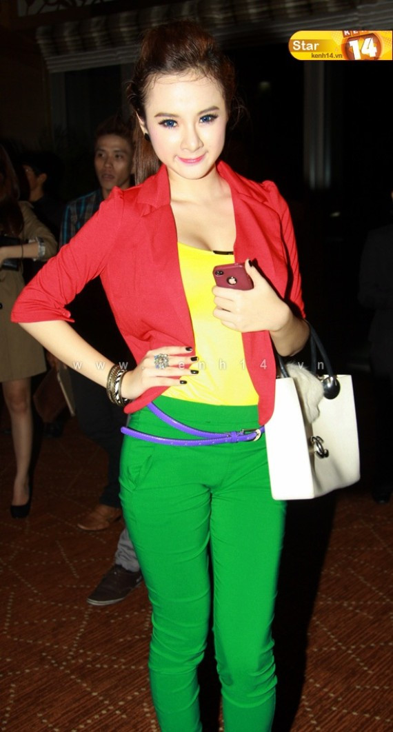 Angela Phương Trinh cập nhật khá hoàn hảo xu hướng thời trang Colorblock, cô nàng trông rất nổi bật và cá tính. Angela Phương Trinh cập nhật khá hoàn hảo xu hướng thời trang Colorblock, cô nàng trông rất nổi bật và cá tính.