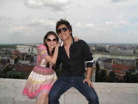 Tuấn Hưng bảnh bao và nam tính hơn khi đeo kính, nhưng Thanh Thảo thì lại kém quyến rũ với đôi kính to, không hợp khuôn mặt quá tròn của cô.