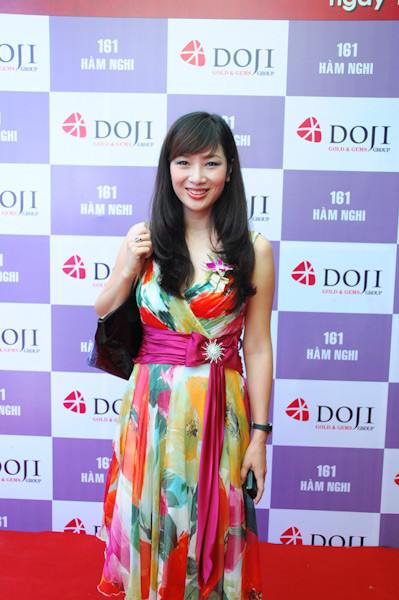 Thu Hương cũng bị chê khi chọn đồ quá màu mè và kiểu cách của chiếc nơ không làm cô điệu đà hơn mà chỉ làm cô... quê hơn. Thu Hương cũng bị chê khi chọn đồ quá màu mè và kiểu cách của chiếc nơ không làm cô điệu đà hơn mà chỉ làm cô... quê hơn.