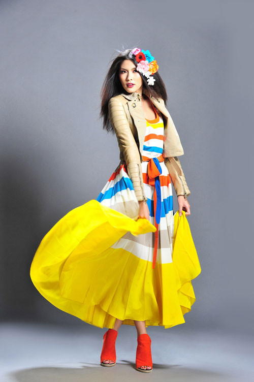 Tăng Thanh Hà nổi bật với chiếc váy gồm nhiều gam màu nóng đốt cháy mùa hè, hay còn gọi là xu hướng colorblock - một xu hướng hot nhất của mùa hè năm nay. Tăng Thanh Hà nổi bật với chiếc váy gồm nhiều gam màu nóng đốt cháy mùa hè, hay còn gọi là xu hướng colorblock - một xu hướng hot nhất của mùa hè năm nay.