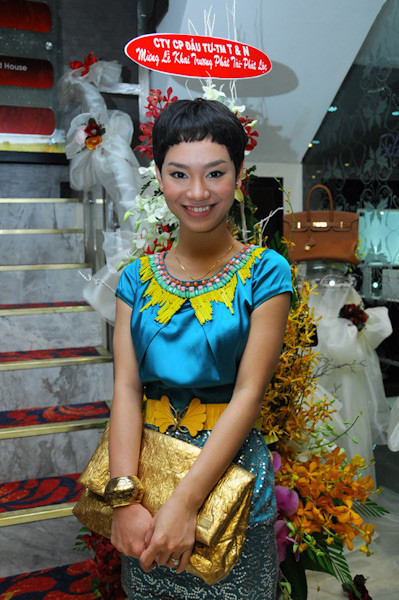 Trà My diện đồ màu sắc từ đầu đến... tay, cô nàng trông khá cá tính với phong cách Cleopatra, nhưng độ đẹp mắt thì có lẽ chưa thể đạt tới. Trà My diện đồ màu sắc từ đầu đến... tay, cô nàng trông khá cá tính với phong cách Cleopatra, nhưng độ đẹp mắt thì có lẽ chưa thể đạt tới.