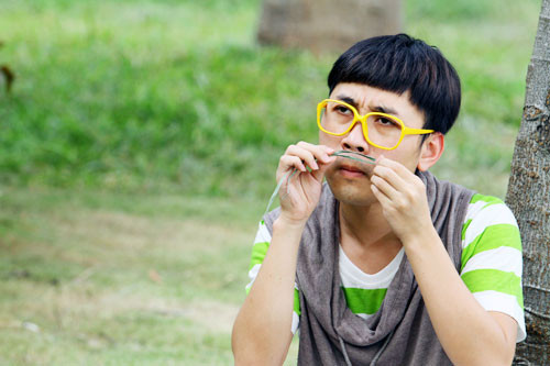 Don Nguyễn hết giả gái, giả bà già và giờ thì hóa trẻ em cấp một với đôi kính vàng xấu tệ.