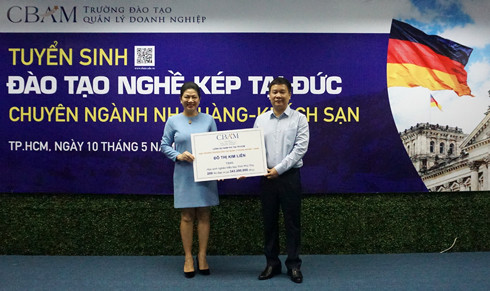 Bà Đỗ Thị Kim Liên - Lãnh sự Nam Phi, Hiệu trưởng Trường Đào tạo Quản lý Doanh nghiệp tặng 200 xe đạp đến học sinh nghèo tỉnh Phú Thọ thông qua Báo Điện tử Giáo dục Việt Nam. (Ảnh: H.L) Bà Đỗ Thị Kim Liên - Lãnh sự Nam Phi, Hiệu trưởng Trường Đào tạo Quản lý Doanh nghiệp tặng 200 xe đạp đến học sinh nghèo tỉnh Phú Thọ thông qua Báo Điện tử Giáo dục Việt Nam. (Ảnh: H.L)