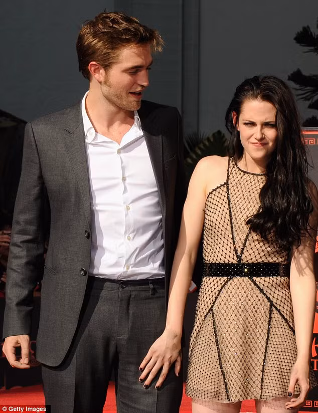 Kristen Stewart âu yếm đặt tay dựa vào Robert Pattinson