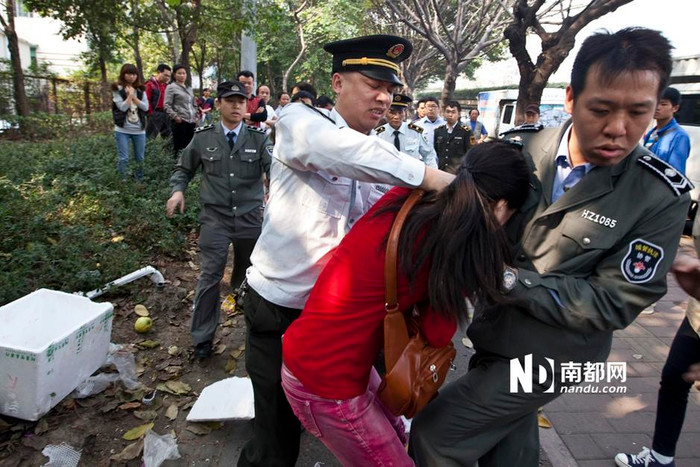 Dân phòng Trung Quốc "tác nghiệp", hình minh hoạ.