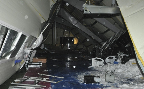 Mái nhà trung tâm tập thể hình, nơi tổ chức tiệc đón tân sinh viên bị sập có thể do tuyết đè quá nặng.