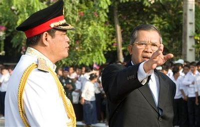 Thủ tướng Hun Sen và một viên tướng Campuchia. Hình minh họa. Thủ tướng Hun Sen và một viên tướng Campuchia. Hình minh họa.