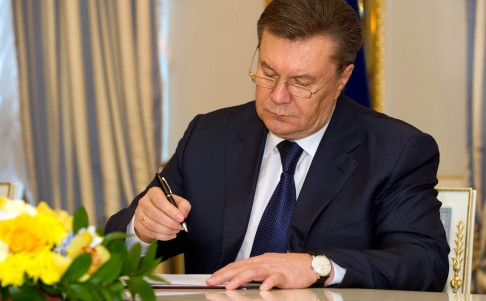 Tổng thống Ukraina Victor Yanukovych ký kết thỏa thuận với phe đối lập. Tổng thống Ukraina Victor Yanukovych ký kết thỏa thuận với phe đối lập.