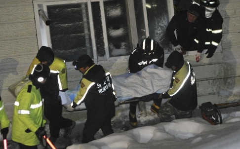 Nạn nhân được đưa ra khỏi khu vực tai nạn.