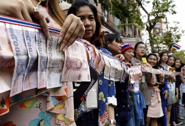 Một nhóm nhân viên hành chính trong các cơ quan công quyền Thái Lan quyên tiền ủng hộ nông dân.