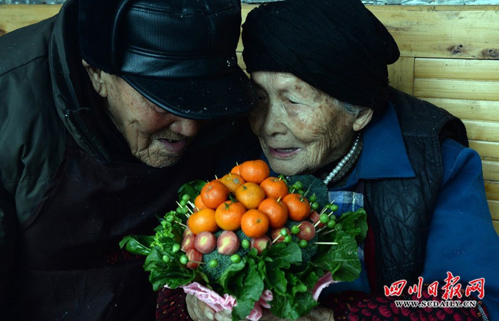 Tâm sự của đôi tình nhân U-100 với món quà Valentine độc nhất vô nhị. Tâm sự của đôi tình nhân U-100 với món quà Valentine độc nhất vô nhị.