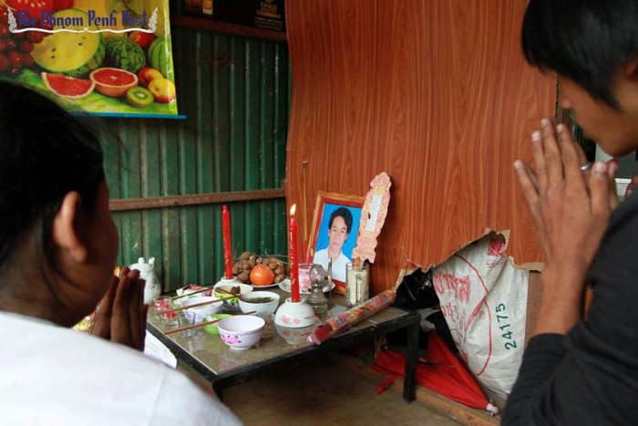Người nhà bên di ảnh nạn nhân, được Phnom Penh Post cho biết có tên Việt là Tran Van Chien (Trần Văn Chiến?), tờ Cambodia Daily đưa tên nạn nhân là Nguyen Yaing Ngoc (Nguyễn Yaing Ngọc).