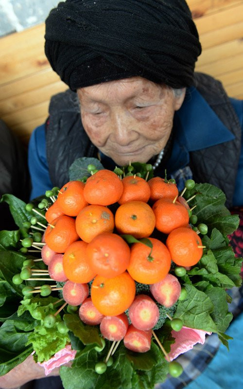 Thưởng thức món quà Valentine của người bạn trăm năm. Thưởng thức món quà Valentine của người bạn trăm năm.