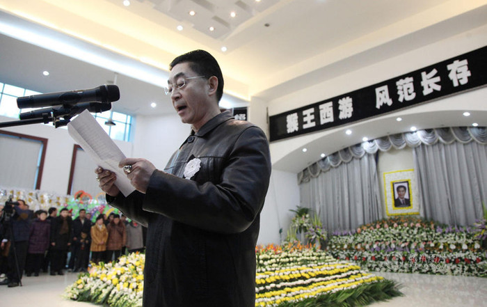 Lục Tiểu Linh Đồng, người thủ vai Tôn Ngộ Không trong bộ phim Tây Du Ký 1986 đọc lời cảm tạ. Lục Tiểu Linh Đồng, người thủ vai Tôn Ngộ Không trong bộ phim Tây Du Ký 1986 đọc lời cảm tạ.