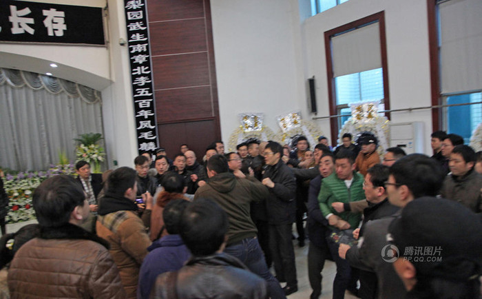 Bất chấp sự có mặt của đông đảo cánh phóng viên và người hâm mộ. Bất chấp sự có mặt của đông đảo cánh phóng viên và người hâm mộ.