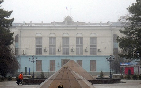 Cờ Nga đã được cắm trên nóc nhà tòa thị chính Crimea, Ukraina. Cờ Nga đã được cắm trên nóc nhà tòa thị chính Crimea, Ukraina.