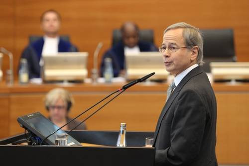 Luật sư Paul Reichler được Philippines thuê trong phiên tòa thụ lý vụ kiện đường lưỡi bò Trung Quốc ở Biển Đông. Luật sư Paul Reichler được Philippines thuê trong phiên tòa thụ lý vụ kiện đường lưỡi bò Trung Quốc ở Biển Đông.