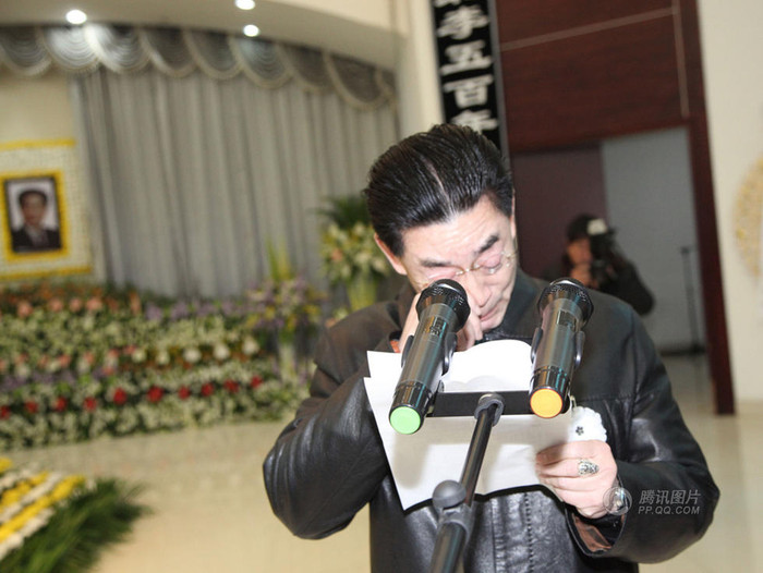 Giây phút xúc động tiễn biệt người cha và cũng là người thầy để tạo ra một "Tôn Ngộ Không" lưu danh muôn thủa. Giây phút xúc động tiễn biệt người cha và cũng là người thầy để tạo ra một "Tôn Ngộ Không" lưu danh muôn thủa.