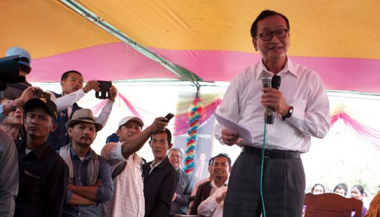 Sam Rainsy sử dụng chiêu bài tuyên truyền chia rẽ quan hệ Việt Nam - Campuchia để kích động dân chúng chống chính phủ hôm Thứ Sáu 21/2. Sam Rainsy sử dụng chiêu bài tuyên truyền chia rẽ quan hệ Việt Nam - Campuchia để kích động dân chúng chống chính phủ hôm Thứ Sáu 21/2.