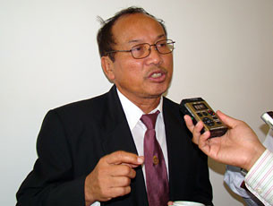 Người phát ngôn đảng Nhân dân Campuchia Phay Siphan lên tiếng về vụ sát hại anh Nguyen Yaing Ngoc. Người phát ngôn đảng Nhân dân Campuchia Phay Siphan lên tiếng về vụ sát hại anh Nguyen Yaing Ngoc.