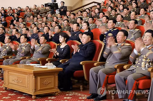 Nhà lãnh đạo Triều Tiên Kim Jong-un và vợ, Ri Sol-ju tham gia lễ kỷ niệm sinh nhật lần thứ 72 của cha mình, Kim Jong-il. Trên tay Kim Jong-un đeo chiếc đồng hồ Thụy Sỹ sang trọng hiệu Movado.