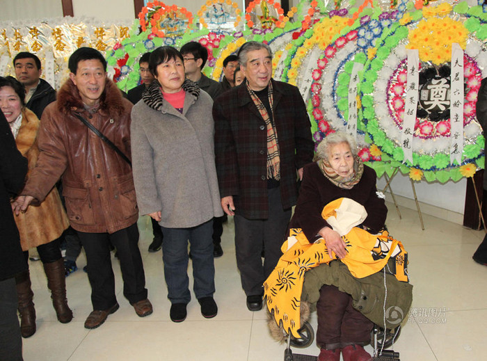 Bà quả phụ Nghiêm Trà Cô cùng con cháu "Nam phái Hầu vương Tôn Ngộ Không" Lục Linh Đồng. Bà quả phụ Nghiêm Trà Cô cùng con cháu "Nam phái Hầu vương Tôn Ngộ Không" Lục Linh Đồng.