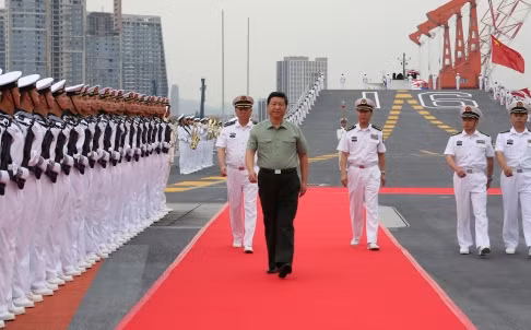 Ông Tập Cận Bình thị sát tàu sân bay Liêu Ninh hồi tháng 8 năm ngoái.