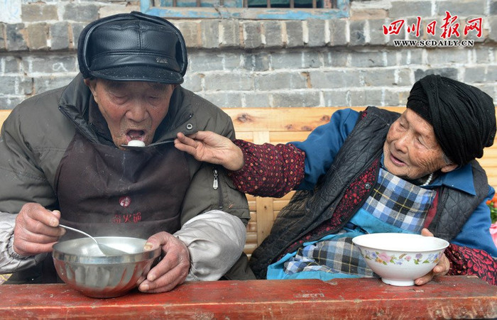 Cụ bà nhường cụ ông. Cụ bà nhường cụ ông.