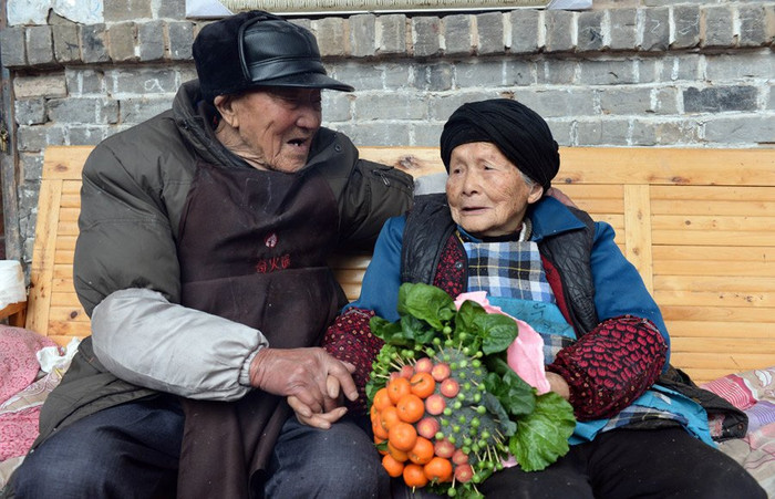 Đôi vợ chồng già ôn lại chuyện xưa trong niềm hạnh phúc. Đôi vợ chồng già ôn lại chuyện xưa trong niềm hạnh phúc.