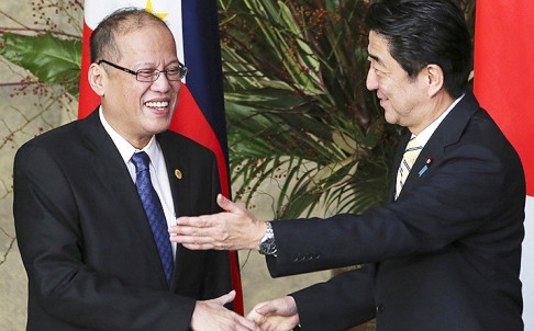 Tổng thống Philippines Aquino và Thủ tướng Nhật Bản Shinzo Abe trở thành tiêu điểm tấn công ngoại giao của truyền thông nhà nước Trung Quốc. Tổng thống Philippines Aquino và Thủ tướng Nhật Bản Shinzo Abe trở thành tiêu điểm tấn công ngoại giao của truyền thông nhà nước Trung Quốc.