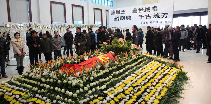 Bạn bè thân hữu cùng người hâm mộ viếng quanh linh cữu Lục Linh Đồng. Bạn bè thân hữu cùng người hâm mộ viếng quanh linh cữu Lục Linh Đồng.