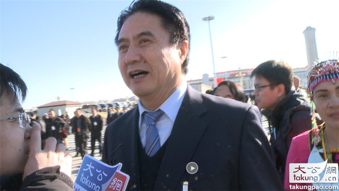 La Bảo Minh, Bí thư tỉnh Hải Nam, Trung Quốc trả lời phỏng vấn. La Bảo Minh, Bí thư tỉnh Hải Nam, Trung Quốc trả lời phỏng vấn.