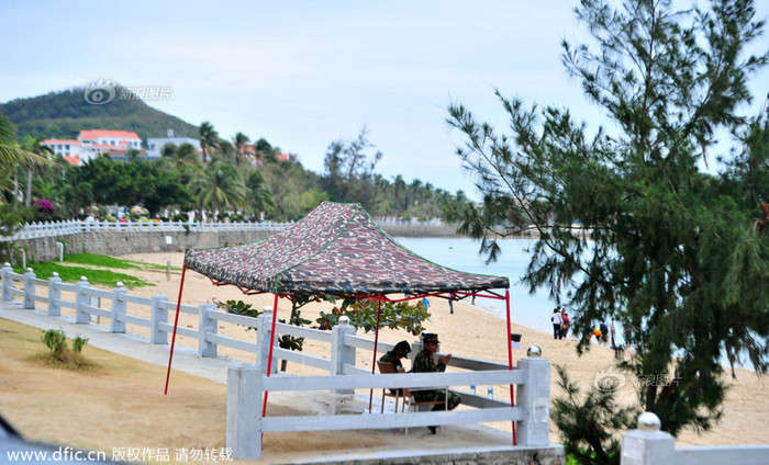 Một chốt gác của cảnh sát được dựng lên nhằm canh chừng người dân và khách du lịch tắm truồng.