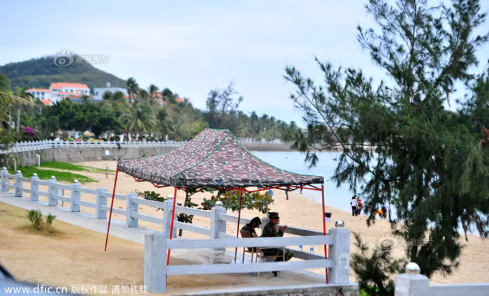 Một chốt gác của cảnh sát được dựng lên nhằm canh chừng người dân và khách du lịch tắm truồng.