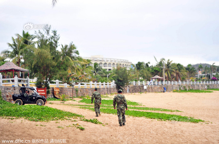 Bãi biển trở nên vắng vẻ hẳn sau lệnh cấm.