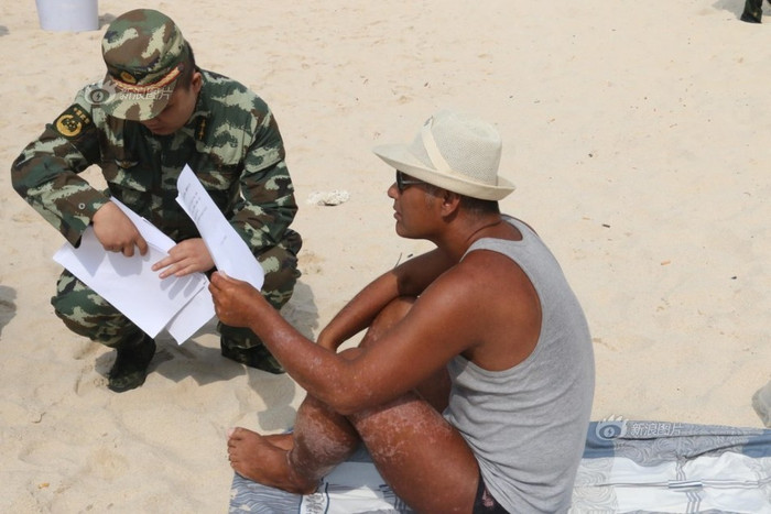 Vận động ký cam kết không &quot;tắm truồng, thả rông&quot; đến từng người dân.