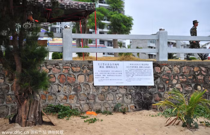 Cáo thị của chính quyền địa phương và cảnh sát cấm "tắm truồng, thả rông"