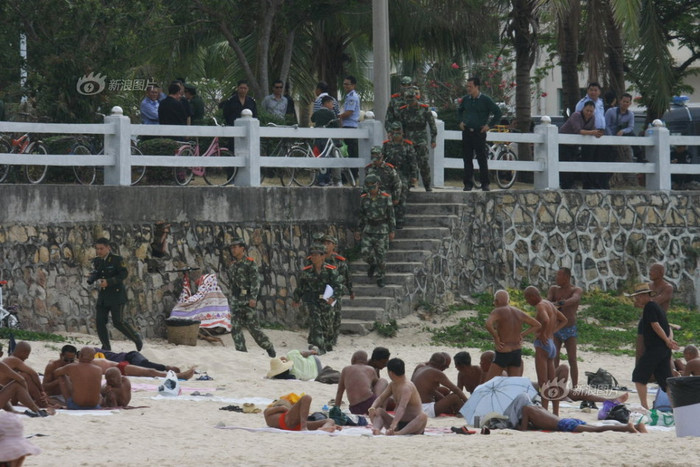 Cảnh sát vũ trang chống khủng bố ra quân chống &quot;tắm truồng, thả rông&quot;