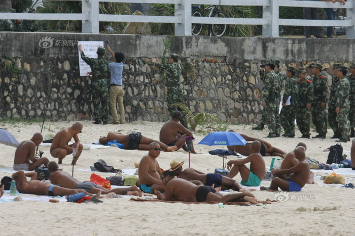 Cảnh sát chống khủng bố dán thông báo cấm &quot;tắm truồng, thả rông&quot; đồng thời đi gặp từng người vận động.
