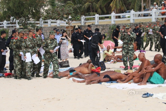 Các lực lượng chức năng thành phố Tam Á ra quân chống "tắm truồng, thả rông", cảnh sát vũ trang chống khủng bố, cảnh sát phường, quản lý du lịch, báo chí...
