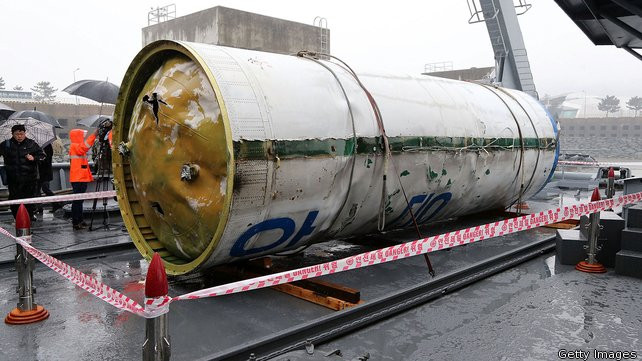 Xác tên lửa Unha-3 của Bắc Triều Tiên được quân đội Hàn Quốc tìm thấy và trục vớt từ đáy biển. Xác tên lửa Unha-3 của Bắc Triều Tiên được quân đội Hàn Quốc tìm thấy và trục vớt từ đáy biển.