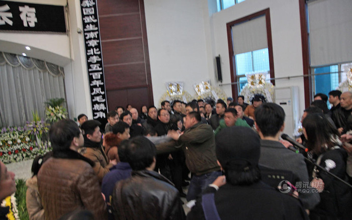 Thân nhân lao vào nhau đấm đá ngay trong lễ truy điệu nghệ sĩ Lục Linh Đồng. Thân nhân lao vào nhau đấm đá ngay trong lễ truy điệu nghệ sĩ Lục Linh Đồng.