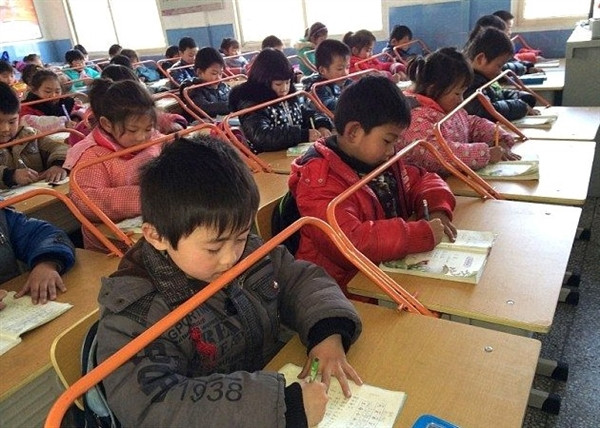 Khung thép được kéo về phía học sinh khi các em viết bài để tránh tư thế nằm bò ra bàn.